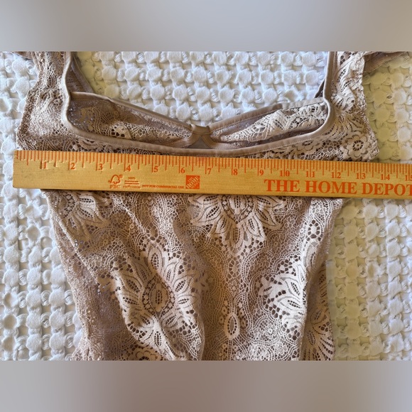 Victoria’s Secret Lace Bodysuit XS Nude Blush Sheer Lace Flutter Sleeve Lingerie - Picture 4 of 9